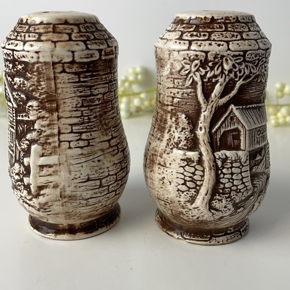 Vintage Country Charm Large Salt and Pepper Shakers - Picture 5 of 14